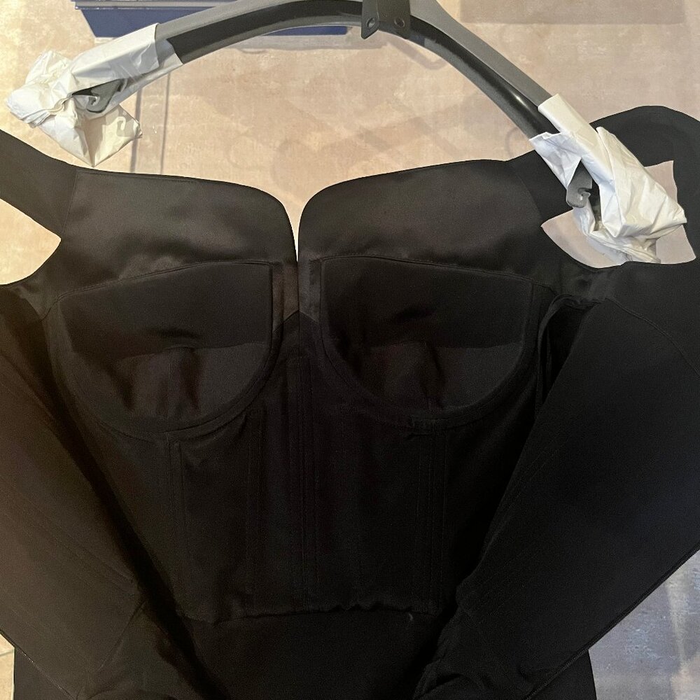 Alexander McQueen Black Off-the-Shoulder Mermaid Gown - Picture 5 of 13